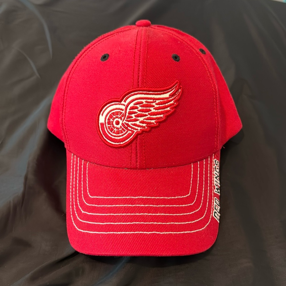 Red wings adjustable hat